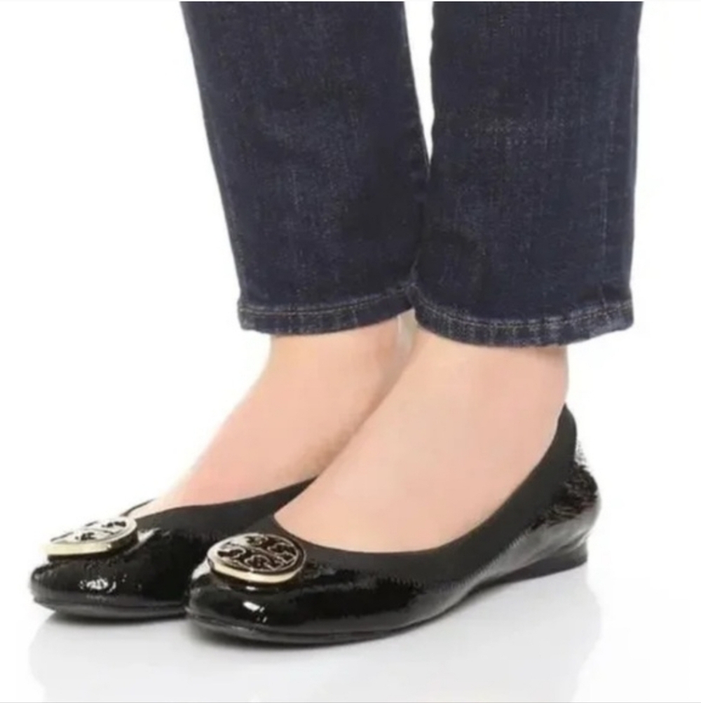 Tory Burch $189 Caroline Patent Leather Ballet Flats Size 8 Black Gold Logo - Picture 2 of 4